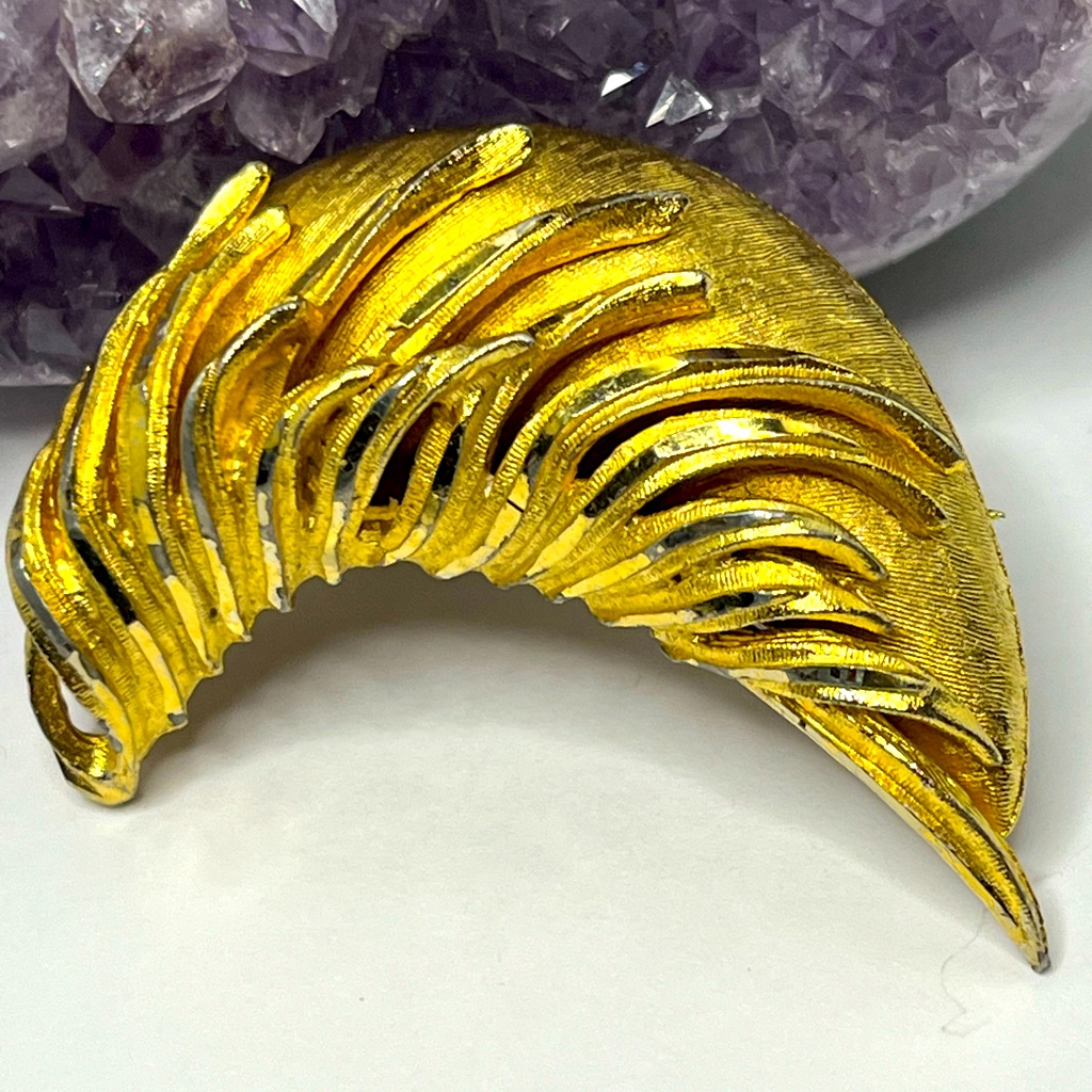 BSK Midcentury 1950s Gold Tone Crescent Shaped Feather Design Brooch 20$